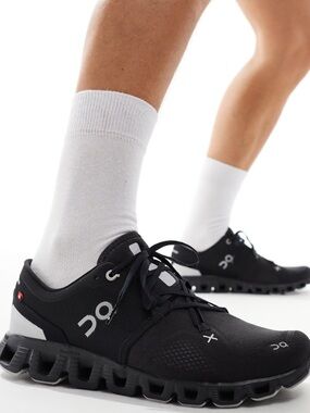 On Running Men ON Cloud X 3 training trainers in black size 11 preowned